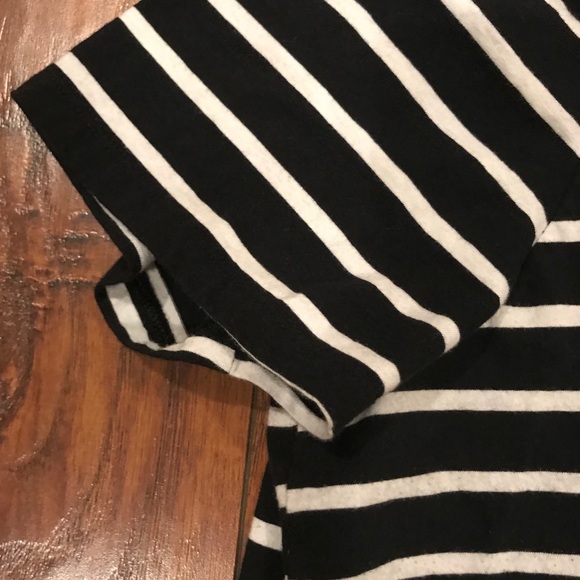 LIKE NEW Relaxed v neck - Picture 2 of 7